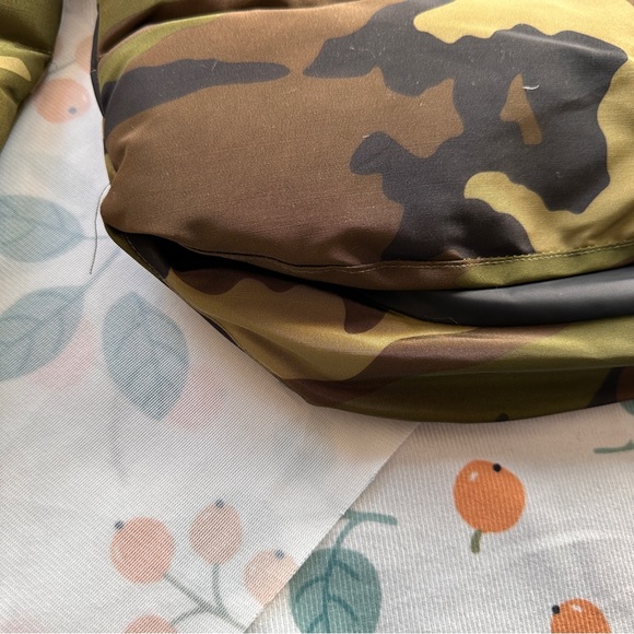 Canada Goose Camouflage Outdoor Down Jacket, Unisex - Picture 9 of 10